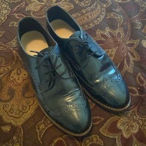 Blue patten leather shoes